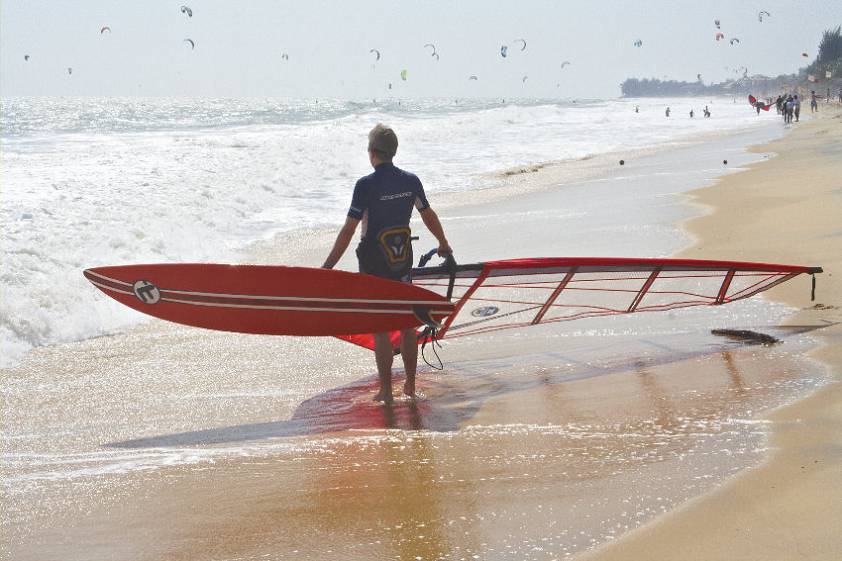 Думает, где кусочек моря для себя урвать Думает, где кусочек моря для себя урвать